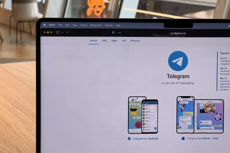 Tampilan antar muka halaman download pada website Telegram.