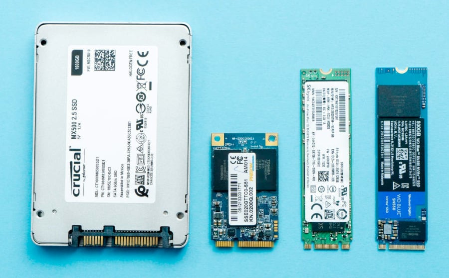 Wujud berbagai tipe media penyimpanan SSD.