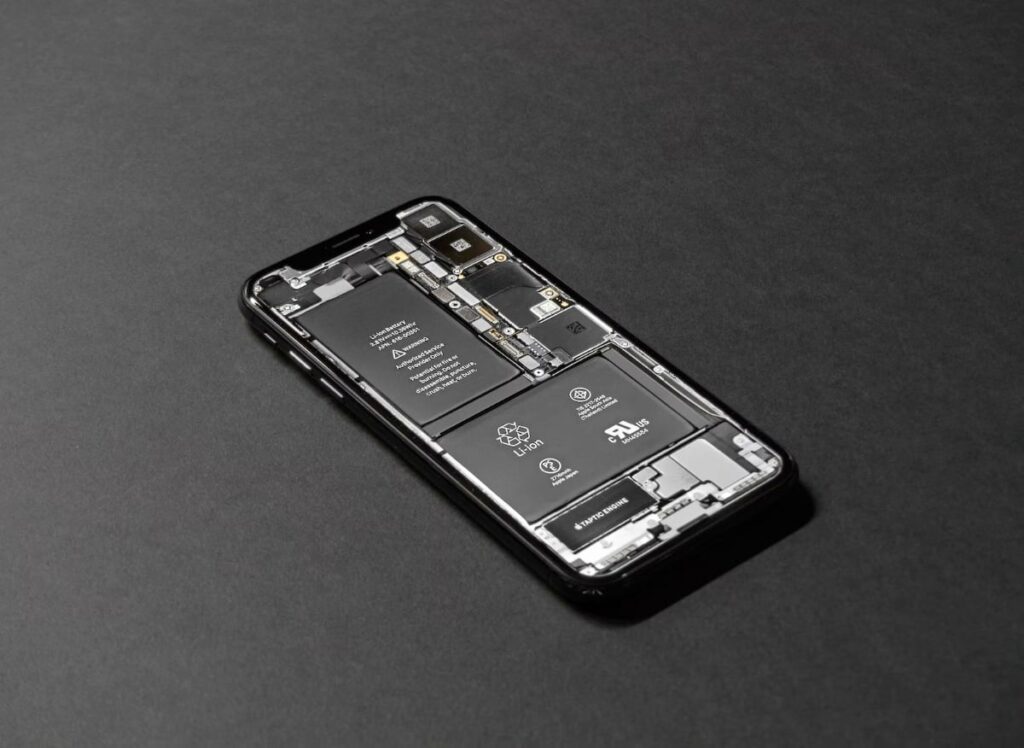 Tampilan bagian dalam iPhone ketika casing belakang dibuka, terlihat baterai iPhone disematkan pada bagian agak bawah.